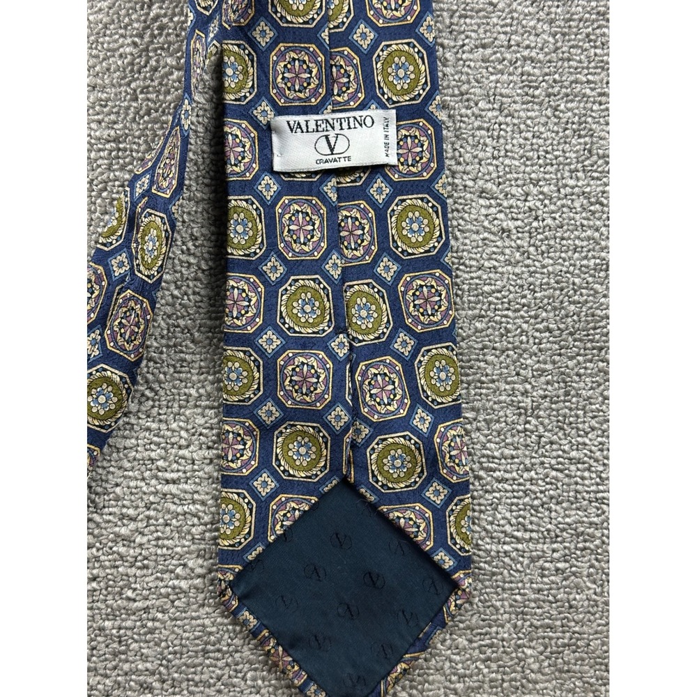 Vintage Valentino Cravatte Neck Tie Men Blue Silk Geometric Medallion Italy Made - Picture 9 of 9